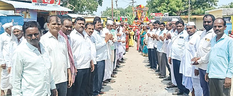 ಪುಣ್ಯಸ್ಮರಣೆ ನಿಮಿತ್ತ ಮಾಡಿಯಾಳದ ಪ್ರಮುಖ ಬೀದಿಗಳಲ್ಲಿ ಶ್ರೀ ವಪ್ಪತೇಶ್ವರ ಸ್ವಾಮಿಗಳ ಭಾವಚಿತ್ರದ ಭವ್ಯ ಮೆರವಣಿಗೆ ನಡೆಯಿತು.