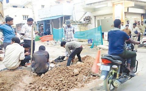 ಹೊಸಕೋಟೆ ಎಂ.ವಿ ಬಡಾವಣೆಯ ಟೌನ್ ಬ್ಯಾಂಕ್ ಮುಂಭಾಗ ಖಾಸಗಿ ಸಂಸ್ಥೆಯವರು ರಸ್ತೆಯನ್ನು ಅಕ್ರಮವಾಗಿ ಅಗೆಯುತ್ತಿರುವುದು.