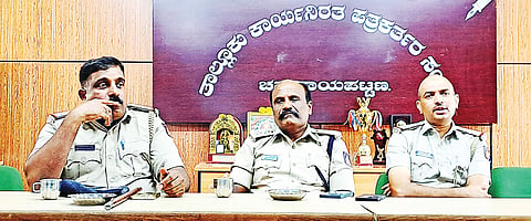 ಚನ್ನರಾಯಪಟ್ಟಣದಲ್ಲಿ ಆಯೋಜಿಸಿದ್ದ ಸಂವಾದ ಕಾರ್ಯಕ್ರಮದಲ್ಲಿ ಡಿವೈಎಸ್ಪಿ ಜಿ.ಆರ್.ಶಿವಮೂರ್ತಿ, ನಗರ ಠಾಣಾ ಸಿಪಿಐ ಎಸ್.ಎಂ.ರಘುಪತಿ, ಗ್ರಾಮಾಂತರ ಠಾಣಾ ಸಿಪಿಐ ಕೆ.ಇ.ನಿರಂಜನ್ ಕುಮಾರ್ ಇದ್ದರು.