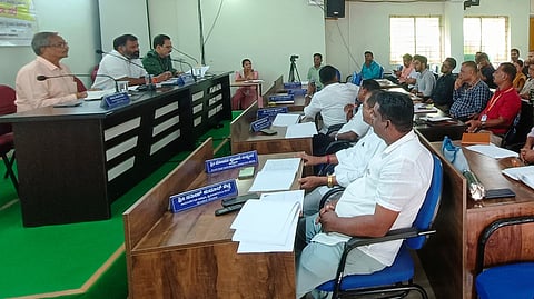 ಬೈಂದೂರು ತಾಪಂ ಸಭಾಂಗಣದಲ್ಲಿ ಶಾಸಕ ಗುರುರಾಜ್ ಗಂಟಿಹೊಳೆ ಅಧ್ಯಕ್ಷತೆಯಲ್ಲಿ ಬೈಂದೂರು ತಾಲೂಕು ತ್ರೈಮಾಸಿಕ ಪ್ರಗತಿ ಪರಿಶೀಲನೆ ಸಭೆ ನಡೆಯಿತು. ಪ್ರಮುಖರಾದ ರವಿರಾಜ್ ದೀಕ್ಷಿತ್, ಶೇಷಶಯನ, ಶೇಖರ ಪೂಜಾರಿ, ನರಸಿಂಹ ಹಳಗೇರಿ, ಜಗದೀಶ ದೇವಾಡಿಗ, ಸತೀಶ ಶೆಟ್ಟಿ, ಮೋಹನ್ ಪೂಜಾರಿ ಉಪಸ್ಥಿತರಿದ್ದರು.