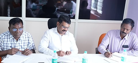 ಕೇಂದ್ರ ನಗರ ಪಾಲಿಕೆಯ ಅಭಿವೃದ್ಧಿ ಅಪರ ಆಯುಕ್ತ ಆರ್.ವೆಂಕಟಾಚಲಪತಿ ಅವರು ಅಧಿಕಾರಿಗಳ ಸಭೆ ನಡೆಸಿದರು.