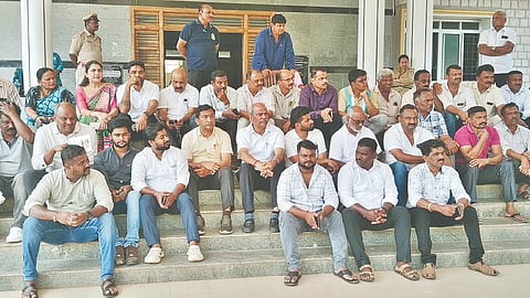 ಮತದಾರ ಹೆಸರು ತೆಗೆಯಲು ಅರ್ಜಿ ಸಲ್ಲಿಸಿದವರ ವಿರುದ್ಧ ಪ್ರಕರಣ ದಾಖಲಿಸಬೇಕು ಎಂದು ಒತ್ತಾಯಿಸಿ ಕಾಂಗ್ರೆಸ್ ಕಾರ್ಯಕರ್ತರು ತಾಲೂಕು ಕಚೇರಿ ಎದುರು ಪ್ರತಿಭಟನೆ ನಡೆಸಿದರು. ಅನ್ನಪೂರ್ಣ ನರೇಶ್, ನುಗ್ಗಿ ಮಂಜುನಾಥ್, ಎಚ್.ಎಸ್.ಇನೇಶ್, ನವೀನ್ ಮಾವಿನಕಟ್ಟೆ ಇದ್ದರು.