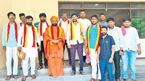 ಕನ್ನಡ ನಾಡು, ನುಡಿ, ಜಲ ಹಾಗೂ ಕನ್ನಡ ಸಂಸ್ಕೃತಿಯ ವೈಭವವನ್ನು ಸಾರುವ ಉದ್ದೇಶದಿಂದ ಕರ್ನಾಟಕ ರಕ್ಷಣಾ ವೇದಿಕೆ (ಪ್ರವೀಣಶೆಟ್ಟಿ ಬಣ) ಹಾಗೂ ಎ.ಆರ್.ಕೆ. ಫೌಂಡೇಷನ್ ವತಿಯಿಂದ ನ.2ರಂದು ಕನ್ನಡ ಹಬ್ಬ ಆಚರಿಸಲಾಗುತ್ತಿದೆ ಎಂದು ಕರವೇ ಜಿಲ್ಲಾಧ್ಯಕ್ಷ ಶ್ರೀಶೈಲ ಮುಳಜಿ ಹೇಳಿದರು.
ಪಟ್ಟಣದಲ್ಲಿ ಸೋಮವಾರ ಸಭೆ ನಡೆಸಿ ನಂತರ ನಡೆದ ಜಂಟಿ ಸುದ್ದಿಗೋಷ್ಠಿಯಲ್ಲಿ ಅವರು ಮಾತನಾಡಿ, ಪಟ್ಟಣದ ಡಾ.ಬಿ.ಆರ್. ಅಂಬೇಡ್ಕರ್ ವೃತ್ತದಿಂದ ಮೊಹರೆ ವೃತ್ತದ ಮಾರ್ಗವಾಗಿ ಟಿಪ್ಪು ಸುಲ್ತಾನ್ ವೃತ್ತದವರೆಗೆ ಜಾನಪದ ಕಲಾತಂಡಗಳ ಮೆರವಣಿಗೆ ಮೂಲಕ ವೇದಿಕೆಯಲ್ಲಿ ಕನ್ನಡ ರಾಜ್ಯೋತ್ಸವವನ್ನು ವಿಜೃಂಭಣೆಯಿಂದ ಆಚರಿಸಲಾಗುವುದು. ಕನ್ನಡ ರಾಜ್ಯೋತ್ಸವವು ಕೇವಲ ಒಂದು ದಿನದ ಆಚರಣೆಯಾಗದೆ, ಕನ್ನಡ ಭಾಷೆ, ಸಾಹಿತ್ಯ, ಕಲೆ, ಸಂಸ್ಕೃತಿ ಹಾಗೂ ಜಾನಪದ ಪರಂಪರೆಯ ಬಗ್ಗೆ ಅಭಿಮಾನ ಬೆಳೆಸುವ ವೇದಿಕೆಯಾಗಬೇಕು. ಈ ನಿಟ್ಟಿನಲ್ಲಿ ವಿವಿಧ ಕಾರ್ಯಕ್ರಮಗಳನ್ನು ಆಯೋಜಿಸಲಾಗಿದೆ ಎಂದು ಹೇಳಿದರು.
ಕರವೇ ತಾಲೂಕು ಅಧ್ಯಕ್ಷ ರಹೀಮಾನ ಕನಕಲ್ ಮಾತನಾಡಿ, ನಂ.2ರಂದು ರಾಜ್ಯೋತ್ಸವದ ಪ್ರಯುಕ್ತ ವಿವಿಧ ಕಾರ್ಯಕ್ರಮಗಳ ಆಯೋಜನೆ ಮಾಡಿದ್ದು, ಕನ್ನಡ ನಾಡು-ನುಡಿ, ಜಲ ಹಾಗೂ ಸಂಸ್ಕೃತಿಯ ವೈಭವವನ್ನು ಪ್ರತಿಬಿಂಬಿಸುವ ವಿವಿಧ ಸಾಂಸ್ಕೃತಿಕ ಮತ್ತು ಜಾನಪದ ಕಾರ್ಯಕ್ರಮಗಳು ನಡೆಯಲಿವೆ. ವಿವಿಧ ಕ್ಷೇತ್ರಗಳಲ್ಲಿ ಸೇವೆ ಸಲ್ಲಿಸಿದವರನ್ನು ಗೌರವಿಸುವುದು ಹಾಗೂ ಪ್ರಶಸ್ತಿ ಪ್ರದಾನ ಸಮಾರಂಭ ನಡೆಯಲಿದ್ದು, ಕಾರ್ಯಕ್ರಮದಲ್ಲಿ ರಾಜಕೀಯ ಮುಖಂಡರು, ಗಣ್ಯರು, ಸಾಹಿತಿಗಳು, ಕಲಾವಿದರು, ಕನ್ನಡಪರ ಸಂಘಟನೆಗಳ ಪದಾಧಿಕಾರಿಗಳು ಹಾಗೂ ಸಾರ್ವಜನಿಕರು ಭಾಗವಹಿಸಲಿದ್ದಾರೆ ಎಂದು ಹೇಳಿದರು.
ಪಟ್ಟಣದ ಪರದೇಶಿ ಮಠದ ಪ.ಪೂ ಶಿವಯೋಗಿ ಮಹಾಸ್ವಾಮಿಗಳು, ಸಿಂದಗಿ ಪಿಎಲ್ಡಿ ಬ್ಯಾಂಕ್ ಉಪಾಧ್ಯಕ್ಷ ಸಿದ್ದಾರ್ಥ ರೂಗಿ ಹಾಗೂ ರೈತ ಸಂಘದ ಜಿಲ್ಲಾಧ್ಯಕ್ಷ ಸಿದ್ದನಗೌಡ ಜಲಪೂರ ಮಾತನಾಡಿ, ಕನ್ನಡದ ಹಬ್ಬವನ್ನು ಎಲ್ಲರೂ ಒಗ್ಗೂಡಿ ಸಂಭ್ರಮದಿಂದ ಆಚರಿಸುವ ಮೂಲಕ ಕನ್ನಡ ಭಾಷೆ ಮತ್ತು ಸಂಸ್ಕೃತಿಯ ಮೇಲಿನ ಅಭಿಮಾನವನ್ನು ಮತ್ತಷ್ಟು ಗಟ್ಟಿಗೊಳಿಸಬೇಕು ಎಂದು ಅವರು ಕರೆ ನೀಡಿದರು. ಕನ್ನಡ ರಾಜ್ಯೋತ್ಸವದ ಅಂಗವಾಗಿ ಆಯೋಜಿಸಿರುವ ಈ ಕಾರ್ಯಕ್ರಮದಲ್ಲಿ ಕನ್ನಡಾಭಿಮಾನಿಗಳು ಹೆಚ್ಚಿನ ಸಂಖ್ಯೆಯಲ್ಲಿ ಭಾಗವಹಿಸಿ ಯಶಸ್ವಿಗೊಳಿಸಬೇಕೆಂದು ಮನವಿ ಮಾಡಿದರು.
ಕರವೇ ಗೌರವಾಧ್ಯಕ್ಷ ಸಾಹೇಬಗೌಡ ಉತ್ನಾಳ, ಪದಾಧಿಕಾರಿಗಳಾದ ಅಮೀದ ಮುಲ್ಲಾ, ಅಬೂಬಕರ್ ಯಲಗಾರ, ಮಲ್ಲಿಕಾರ್ಜುನ ಬಿರಾದಾರ, ನಬಿಲಾಲ ಚಿಕ್ಕಸಿಂದಗಿ, ಗುರುಪಾದ ಮಣೂರ ಸೇರಿ ಕರವೇ ಕಾರ್ಯಕರ್ತರು ಉಪಸ್ಥಿತರಿದ್ದರು.