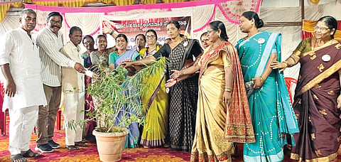 ಅಫಜಲಪುರದಲ್ಲಿ ಹಮ್ಮಿಕೊಂಡಿದ್ದ ರಾಜ್ಯ ಅಂಗನವಾಡಿ ನೌಕರರ ಸಂದ ತಾಲೂಕು ಮಟ್ಟದ ಸಮ್ಮೇಳನವನ್ನು ಕಾರ್ಯಾಧ್ಯೆ ಶಾಂತಾ ಘಂಟೆ ಉದ್ಘಾಟಿಸಿದರು. ಶ್ರೀಮಂತ ಬಿರಾದಾರ, ಭೀಮರಾವ ಗೌರ, ರಮೇಶ ಪಾಟೀಲ್ ಇತರರಿದ್ದರು.