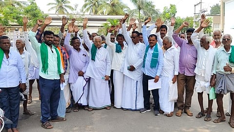 ಎಲ್ಲ ಬೆಳೆಗಳಿಗೂ ಕೂಡಲೇ ಬೆಳೆವಿಮೆ ಪರಿಹಾರ ಬಿಡುಗಡೆಗೆ ಆಗ್ರಹಿಸಿ ರಾಜ್ಯ ರೈತ ಸಂಘದ ಜಿಲ್ಲಾ ಸಮಿತಿ ಕಾರ್ಯಕರ್ತರು ಚಿತ್ರದುರ್ಗದಲ್ಲಿ ಪ್ರತಿಭಟನೆ ನಡೆಸಿದರು.