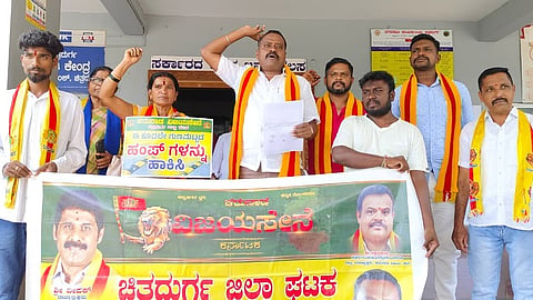 ವಿವಿಧೆಡೆ ಹಂಪ್ಸ್ಗಳನ್ನು ನಿರ್ಮಿಸುವಂತೆ ಆಗ್ರಹಿಸಿ ಜಿಲ್ಲಾ ಕರುನಾಡು ವಿಜಯ ಸೇನೆ ಕಾ ರ್ಯಕರ್ತರು ನಗರಸಭೆ ಬಳಿ ಪ್ರತಿಭಟನೆ ನಡೆಸಿದರು. ಜಿಲ್ಲಾಧ್ಯಕ್ಷ ಕೆ.ಟಿ.ಶಿವಕುಮಾರ್, ಸಿ.ಜಗದೀಶ್, ವೀಣಾಗೌರಣ್ಣ ಇತರರು ಇದ್ದರು.