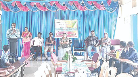 ಎನ್.ಆರ್.ಪುರ ಸರ್ಕಾರಿ ಪ್ರಥಮದರ್ಜೆ ಕಾಲೇಜಿನಲ್ಲಿ ನಡೆದ ಯುವ ಸಂಸತ್ ಸ್ಪರ್ಧೆ ಉದ್ಘಾಟನಾ ಕಾರ್ಯಕ್ರಮದಲ್ಲಿ ಪ್ರಾಚಾರ್ಯ ಡಾ. ಧನಂಜಯ ಮಾತನಾಡಿದರು. ಶಬಾನಾ ಅಂಜುಮ್, ಸಂಗೀತಾ, ರಾಘವೇಂದ್ರ, ಬಿ.ಟಿ.ವಿಜಯಕುಮಾರ್, ದೇವಸಿ ಇತರರಿದ್ದರು.