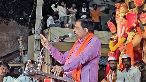 ಬೀಳಗಿ: ಹಿಂದೂ ಸಮಾಜದ ಒಗ್ಗಟ್ಟು, ಶಾಂತಿ, ಸೌಹಾರ್ದತೆ ಹಾಗೂ ಪರಸ್ಪರ ಸಹಕಾರದೊಂದಿಗೆ ಸಮಾಜಮುಖಿ ಕಾರ್ಯಗಳನ್ನು ಮುಂದುವರಿಸಬೇಕು ಎಂದು ಮಾಜಿ ಸಚಿವ ಡಾ. ಮುರುಗೇಶ ನಿರಾಣಿ ಹೇಳಿದರು.
ಪಟ್ಟಣದಲ್ಲಿ ಭಾನುವಾರ ಹಮ್ಮಿಕೊಂಡಿದ್ದ ಹಿಂದೂ ಮಹಾಗಣಪತಿ ವಿಸರ್ಜನಾ ಮೆರವಣಿಗೆ-ಬೃಹತ್ ಶೋಭಾಯಾತ್ರೆ ಉದ್ದೇಶಿಸಿ ಅವರು ಮಾತನಾಡಿದರು. ವೇದಿಕೆ ಕಾರ್ಯಕ್ರಮದ ಅಧ್ಯಕ್ಷತೆ ವಹಿಸಿ ಅವರು ಮಾತನಾಡಿದರು.
ಹಿಂದೂ ಸಮಾಜವು ಯಾರಿಗೂ ತೊಂದರೆ ನೀಡದೆ ಶಾಂತಿ ಮತ್ತು ಸಾತ್ವಿಕತೆಯಿಂದ ಬದುಕುವ ಪರಂಪರೆ ಹೊಂದಿದೆ. ಅದೇ ಸಂದರ್ಭದಲ್ಲಿ ಸಮಾಜಕ್ಕೆ ಅನ್ಯಾಯ ಅಥವಾ ತೊಂದರೆ ಎದುರಾದಾಗ ಕಾನೂನುಬದ್ಧ ಹಾಗೂ ಶಾಂತಿಯುತ ರೀತಿಯಲ್ಲಿ ಒಗ್ಗಟ್ಟಿನಿಂದ ಎದುರಿಸುವ ಸಾಮರ್ಥ್ಯವೂ ಸಮಾಜಕ್ಕಿದೆ ಎಂದರು.
ಬೀಳಗಿಯಲ್ಲಿ ಇಷ್ಟೊಂದು ದೊಡ್ಡ ಸಂಖ್ಯೆಯಲ್ಲಿ ಜನರು ಸೇರಿ ಗಣಪತಿ ಬಪ್ಪನ ಶೋಭಾಯಾತ್ರೆಯಲ್ಲಿ ಪಾಲ್ಗೊಂಡಿರುವುದು ಸಂತಸ ತಂದಿದೆ. ಈ ಸಮಾವೇಶವು ದೊಡ್ಡ ನಗರ ಅಥವಾ ಜಿಲ್ಲಾ ಕೇಂದ್ರದ ಕಾರ್ಯಕ್ರಮ ನೆನಪಿಸುವಂತಿದೆ. ಸಂಘಟಕರು ಹಾಗೂ ಹಿಂದೂ ಸಮಾಜದ ಬಂಧುಗಳ ಶ್ರಮದಿಂದ ಇಂತಹ ಬೃಹತ್ ಕಾರ್ಯಕ್ರಮ ಯಶಸ್ವಿಯಾಗಿದೆ ಎಂದು ಶ್ಲಾಸಿದರು.
ವ್ಯಾಪಾರಸ್ಥರ ಸಂಘದ ಅಧ್ಯಕ್ಷ ಪ್ರವೀಣಗೌಡ ಪಾಟೀಲ ಮಾತನಾಡಿ, ಹಿಂದುತ್ವ ಎಂದರೆ ಎಲ್ಲ ಜಾತಿ, ಸಮುದಾಯದವರನ್ನು ಒಗ್ಗೂಡಿಸಿಕೊಂಡು ಸಾಗುವ ಏಕತೆಯ ಸಂಕೇತ. ಕೇಸರಿ ಬಣ್ಣವು ಯಾವುದೇ ವ್ಯಕ್ತಿ ಅಥವಾ ಸಮುದಾಯಕ್ಕೆ ಸೀಮಿತವಲ್ಲ. ಅದು ತ್ಯಾಗ, ಬಲಿದಾನ ಹಾಗೂ ದೇಶಭಕ್ತಿಯ ಪ್ರತೀಕವಾಗಿದೆ ಎಂದು ತಿಳಿಸಿದರು.
ಹಿಂದೂ ಮಹಾ ಗಣಪತಿಯ ಕೋಶಾಧ್ಯಕ್ಷ ವೀರಣ್ಣ ತೋಟದ ಮಾತನಾಡಿದರು. ಬೀಳಗಿ ಹುಚ್ಚೇಶ್ವರ ಮಠದ ಕೀರಯ್ಯ ಸ್ವಾಮೀಜಿ ಸಾನ್ನಿಧ್ಯ ವಹಿಸಿದ್ದರು. ವಿ.ಪ ಸದಸ್ಯ ಹನಮಂತ ನಿರಾಣಿ ಇತರರಿದ್ದರು.