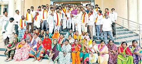 ಯಾದಗಿರಿ ತಾಲೂಕಿನ ಎಂ.ಹೊಸಳ್ಳಿ ಗ್ರಾಮದ ಸಮೀಪದಲ್ಲಿ ಕೈಗೊಳ್ಳಲಾಗುತ್ತಿರುವ ಒಳಚರಂಡಿ ತ್ಯಾಜ್ಯ ಶುದ್ಧೀಕರಣ ಘಟಕ ಕಾಮಗಾರಿ ಕೂಡಲೇ ಸ್ಥಳಾಂತರಿಸಬೇಕೆಂದು ಆಗ್ರಹಿಸಿ ಜಯ ಕರ್ನಾಟಕ ಸೇನೆ ಜಿಲ್ಲಾ ಟಕದ ನೇತೃತ್ವದಲ್ಲಿ ಡಿಸಿ ಕಚೇರಿ ಎದುರು ಸೋಮವಾರ ಪ್ರತಿಭಟನೆ ನಡೆಸಿತು. ಮಲ್ಲಿಕಾರ್ಜುನ ಜಲ್ಲಪ್ಪನೋರ, ವೀರೇಶ ಸಜ್ಜನ್ ಕಡೇಚೂರು, ಭೀಮರಡ್ಡಿ ಪೊಲೀಸ್ ಪಾಟೀಲ್, ಬಾಲಪ್ಪ ಟುಬಾಕ್, ಮಲ್ಲರಡ್ಡಿ ಕಾಮರಡ್ಡಿ, ಯಂಕಪ್ಪ ದೊರೆ ಇತರರಿದ್ದರು.
