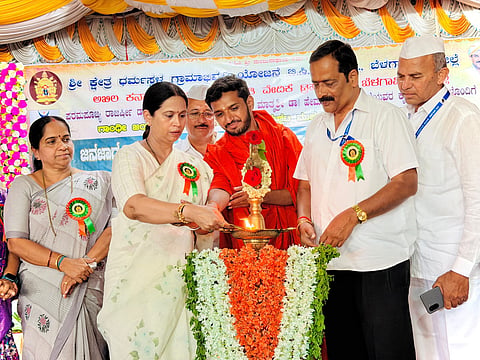 ಬೆಳಗಾವಿ ತಾಲೂಕಿನ ಹಲಗಾದಲ್ಲಿ ಏರ್ಪಡಿಸಿದ್ದ ಜಾಗೃತಿ ಕಾರ್ಯಕ್ರಮವನ್ನು ಶಾಸಕಿ ಲಕ್ಷ್ಮೀ ಹೆಬ್ಬಾಳ್ಕರ ಉದ್ಘಾಟಿಸಿದರು. ಅಡವೀಶ್ವರ ದೇವರು, ಡಾ.ಜಿ.ಆರ್.ಸೊನೇರ, ನಟರಾಜ ಬಾದಾಮಿ, ದಯಾಶೀಲ, ಡಾ.ಶ್ರೀಕಾಂತ ವಿ.ಎನ್. ಇದ್ದರು.