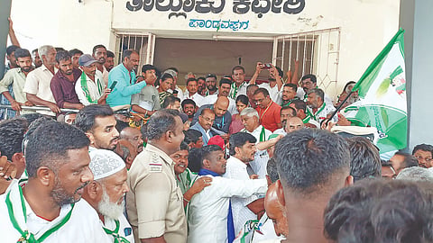 ಪಾಂಡವಪುರ ತಾಲೂಕು ಆಡಳಿತ ಮತ್ತು ತಾಪಂ ಕಚೇರಿಯಲ್ಲಿ ನಡೆಯುತ್ತಿರುವ ಭ್ರಷ್ಟಾಚಾರ ಖಂಡಿಸಿ ಜೆಡಿಎಸ್ ಕಾರ್ಯಕರ್ತರು ತಾಲೂಕು ಆಡಳಿತ ಮುತ್ತಿಗೆ ಹಾಕಿ ಉಪ ವಿಭಾಗಾಧಿಕಾರಿ ಕೆ.ಆರ್.ಶ್ರೀನಿವಾಸ್ ಅವರಿಗೆ ಮನವಿ ಸಲ್ಲಿಸಿದರು.