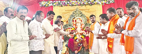 ಆಳಂದನಲ್ಲಿ ವಿಧಾನ ಪರಿಷತ್ ಸದಸ್ಯ ಎನ್.ರವಿಕುಮಾರ್ ಅವರು ಹಿಂದೂ ಮಹಾಗಣಪತಿಗೆ ಪೂಜೆ ಸಲ್ಲಿಸುವ ಮೂಲಕ ಬೃಹತ್ ಶೋಭಾಯಾತ್ರೆಗೆ ಚಾಲನೆ ನೀಡಿದರು. ಅಶೋಕ ಬಗಲಿ, ಹರ್ಷಾನಂದ ಗುತ್ತೇದಾರ್, ಮಹೇಶ ಗೌಳಿ ಇತರರಿದ್ದರು.