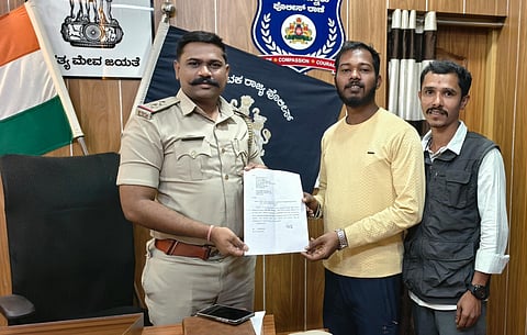 ಬಾಳೆಹೊನ್ನೂರು ಠಾಣೆಯಲ್ಲಿ ಪಿಎಸ್ಐ ಅಂಬರೀಷ್ಗೆ ಬಾಸಾಪುರದ ಮನೋಜ್ಕುಮಾರ್ ದೂರು ನೀಡಿದರು.