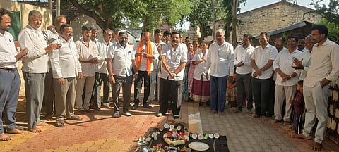 ಚಿಕ್ಕೋಡಿ ತಾಲೂಕಿನ ಮುಗಳಿ ಗ್ರಾಮದಲ್ಲಿ ಅಭಿವೃದ್ಧಿ ಕಾಮಗಾರಿಗೆ ಐಹೋಳೆ ಚಾಲನೆ ನೀಡಿದರು.