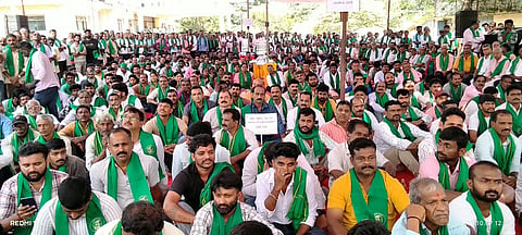 ಎನ್.ಆರ್.ಪುರ ತಾಲೂಕು ಕಚೇರಿ ಆವರಣದಲ್ಲಿ ಶೃಂಗೇರಿ ಕ್ಷೇತ್ರ ರೈತ ಒಕ್ಕೂಟದ ನೇತೃತ್ವದಲ್ಲಿ ನಡೆದ ಬೃಹತ್ ಪ್ರತಿಭಟನೆ ಸಭೆಯಲ್ಲಿ ವಿವಿಧ ರೈತ ಸಂಘಟನೆ ಹಾಗೂ ಸಂಘ ಸಂಸ್ಥೆಗಳ ಪದಾಧಿಕಾರಿಗಳು ಪಾಲ್ಗೊಂಡಿದ್ದರು.