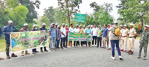 ಅರಣ್ಯ ಪ್ರದೇಶದ ರಸ್ತೆ ಬದಿ ಸ್ವಚ್ಛತಾ ಕಾರ್ಯಕ್ರಮ