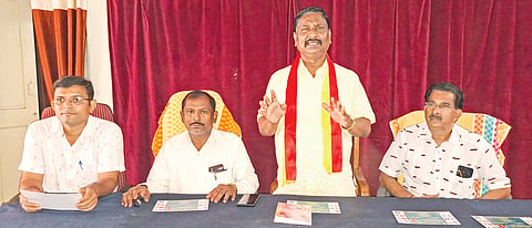 ಕಲಬುರಗಿಯಲ್ಲಿ ಮಂಗಳವಾರ ಕರೆದಿದ್ದ ಜಿಲ್ಲಾ ಸಾಹಿತ್ಯ ಸಮ್ಮೇಳನ ಪೂರ್ವಭಾವಿ ಸಭೆಯಲ್ಲಿ ಕಸಾಪ ಜಿಲ್ಲಾಧ್ಯಕ್ಷ ವಿಜಯಕುಮಾರ ತೇಗಲತಿಪ್ಪಿ ಮಾತನಾಡಿದರು. ಧರ್ಮಣ್ಣ ಧನ್ನಿ, ಶಿವರಾಜ ಅಂಡಗಿ, ಶರಣರಾಜ ಛಪ್ಪರಬಂದಿ ಇದ್ದರು.