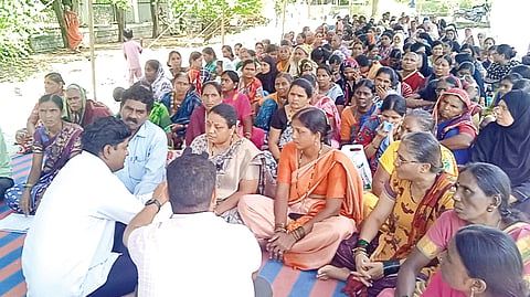 ಯಾದಗಿರಿ ನಗರದಲ್ಲಿರುವ ನಿವೇಶನ ರಹಿತರಿಗೆ ನಿವೇಶನ ಕಲ್ಪಿಸುವಂತೆ ಆಗ್ರಹಿಸಿ ವಿವಿಧ ಸಂಘಟನೆಗಳ ನೇತೃತ್ವದಲ್ಲಿ ಮಂಗಳವಾರದಿಂದ ಜಿಲ್ಲಾಧಿಕಾರಿ ಕಚೇರಿ ಎದುರು ನಿರಂತರ ಧರಣಿಯಲ್ಲಿ ಹಣಮಂತ ಶಹಾಪೂರಕರ್, ಸಂಗೀತಾ ಹಪ್ಪಳ, ರೇಣುಕಾ ಸರಡಗಿ ಇತರರಿದ್ದರು.