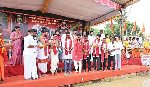 ಸುರಗಿರಿ ಯುವಕ ಮತ್ತು ಯುವತಿ ಮಂಡಲ ವತಿಯಿಂದ ಅತ್ತೂರು, ಕೆಮ್ರಾಲ್, ಕಿಲೆಂಜೂರು ಗ್ರಾಮಸ್ಥರಿಗೆ ಮತ್ತು ದೇವಳದ ನಗರ ಸಂಕೀರ್ತನೆಗೆ ಒಳಪಡುವ ಗ್ರಾಮದ ಸದಸ್ಯರಿಗೆ 2ನೇ ವರ್ಷದ ಕೆಸರುಗದ್ದೆ ಕ್ರೀಡೋತ್ಸವ ನಡೆಯಿತು. ಸುರಗಿರಿ ದೇವಳ ಆಡಳಿತ ಮೊಕ್ತೇಸರ ರಾಜೇಶ್ ಶೆಟ್ಟಿ ಭಂಡಾರ ಮನೆ, ಕಟೀಲು ದೇವಳ ಅರ್ಚಕ ಸದಾನಂದ ಆಸ್ರಣ್ಣ ಮೊದಲಾದವರಿದ್ದರು.