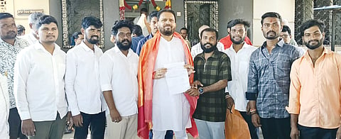 ಹುಮನಾಬಾದನ್ಲ್ಲಿ ಮಂಗಳವಾರ ಸಿಸಿ ರಸ್ತೆ ನಿರ್ಮಿಸುವಂತೆ ವಾಂಜರಿ ಬಡಾವಣೆಯ ನಿವಾಸಿಗಳು ಮಾಜಿ ಸಚಿವ ರಾಜಶೇಖರ ಪಾಟೀಲ್ ಅವರಿಗೆ ಮನವಿ ಸಲ್ಲಿಸಿದರು.