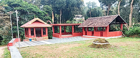 ಕೆದಮುಳ್ಳೂರು ಗ್ರಾಮದ ಇತಿಹಾಸ ಪ್ರಸಿದ್ಧ ಶ್ರೀ ಚಾಮುಂಡಿ ದೇವಾಲಯದ ಹೊರನೋಟ.