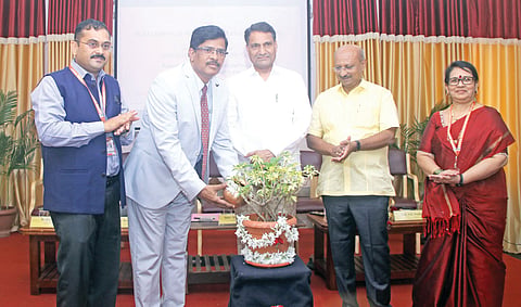 ಬಾಗಲಕೋಟೆಯ ಸಜ್ಜಲಶ್ರೀ ನರ್ಸಿಂಗ್ ಕಾಲೇಜಿನ ಸಭಾಂಗಣದಲ್ಲಿ ಹಮ್ಮಿಕೊಂಡಿದ್ದ ಒಂದು ದಿನದ ರಾಷ್ಟ್ರೀಯ ವಿಚಾರ ಸಂಕಿರಣವನ್ನು ಕರ್ನಾಟಕ ವಿಶ್ವವಿದ್ಯಾಲಯ ರಸಾಯನಶಾಸ್ತ್ರ ವಿಭಾಗದ ನಿವೃತ್ತ ಹಿರಿಯ ಪ್ರಾಧ್ಯಾಪಕ ಡಾ.ಎಂ.ವೈ. ಕರಿದುರ್ಗನವರ ಉದ್ಘಾಟಿಸಿದರು. ಗೌರವ ಕಾರ್ಯದರ್ಶಿ ಮಹೇಶ ಅಥಣಿ, ಬಸವರಾಜ ಸೂಳಿಭಾವಿ, ಪ್ರಾ. ಎಸ್.ಆರ್.ದೇಶಪಾಂಡೆ ಇತರರಿದ್ದರು.