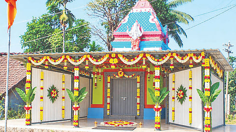 ಕೆಂಚಮ್ಮನ ಹೊಸಕೋಟೆಯ ಹೋಬಳಿಯ ಮಲ್ಲಾಪುರ ಗ್ರಾಮದ ರಾಜ್ಯ ಹೆದ್ದಾರಿ ಪಕ್ಕದಲ್ಲಿರುವ ಬಲಮುರಿ ಗಣಪತಿ ದೇವಸ್ಥಾನದ ಹೊರನೋಟ.