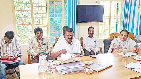 ಚನ್ನರಾಯಪಟ್ಟಣದ ಕಾರ್ಯಪಾಲಕ ಇಂಜಿನಿಯರ್ ಕಚೇರಿಯಲ್ಲಿ ಸೆಸ್ಕ್ ಅಧಿಕಾರಿಗಳೊಂದಿಗೆ ಆಯೋಜಿಸಿದ್ದ ಸಭೆಯಲ್ಲಿ ಶಾಸಕ ಸಿ.ಎನ್. ಬಾಲಕೃಷ್ಣ ಮಾತನಾಡಿದರು. ಆರ್.ರತ್ನಾ, ಹರೀಶ್, ಕೃಷ್ಣ, ವಜ್ರಕುಮಾರ್ ಇತರರಿದ್ದರು.