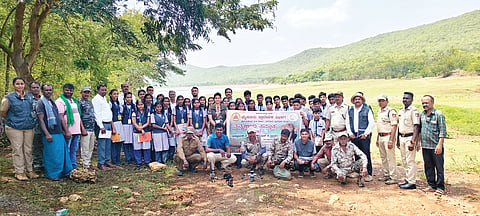 ಸರಗೂರು ತಾಲೂಕಿನ ನುಗು ಜಲಾಶಯದ ಹಿನ್ನೀರಿನ ಪುರದಕಟ್ಟೆ ಕ್ಯಾಂಪ್ ನಲ್ಲಿ ವನ್ಯಜೀವಿ ಸಪ್ತಾಹ ಕಾರ್ಯಕ್ರಮ ಆಯೋಜಿಸಲಾಗಿತ್ತು. ಸುಮಿತ್ರಾ, ಲೋಕೇಶ್, ಸಣ್ಣಸ್ವಾಮಿ, ಮುತ್ತಪ್ಪ, ಇತರರು ಇದ್ದರು.