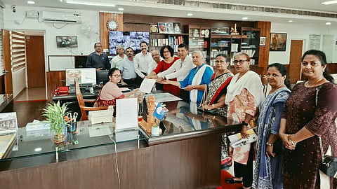 ಎಸ್ಐಆರ್ ಪ್ರಕ್ರಿಯೆಯಲ್ಲಿ ಫಾರ್ಮ್-7ರ ದುರುಪಯೋಗ ತಡೆಯುವಂತೆ ಆಗ್ರಹಿಸಿ ಕಥೊಲಿಕ್ ಸಭಾ ಉಡುಪಿ ಪ್ರದೇಶ ನಿಯೋಗದಿಂದ ಡಿಸಿ ಸ್ವರೂಪಾ ಟಿ.ಕೆ. ಅವರಿಗೆ ಮನವಿ ಸಲ್ಲಿಸಲಾಯಿತು. ಮೆಲ್ವಿನ್ ಆರಾನ್ಹಾ ಶಿರ್ವ, ಜೂಲಿಯೆಟ್ ಡಿಸೋಜಾ, ಉರ್ಬಾನ್ ಲೂವಿಸ್, ಲೂವಿಸ್ ಡಿಸೋಜಾ, ಕಿರಣ್ ಲೂವಿಸ್, ವೆರೋನಿಕಾ ಕರ್ನೇಲಿಯೋ, ರೋಶನಿ ಒಲಿವರ್ ಇತರರಿದ್ದರು.