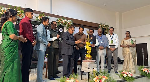 ಎ.ಜೆ. ತಾಂತ್ರಿಕ ಮಹಾವಿದ್ಯಾಲಯದ ಕಂಪ್ಯೂಟರ್ ಸೈನ್ಸ್ ಮತ್ತು ಇಂಜಿನಿಯರಿಂಗ್ ವಿಭಾಗ ಹಾಗೂ ತರಬೇತಿ ಮತ್ತು ಉದ್ಯೋಗ ವಿಭಾಗದ ಸಹಯೋಗದಲ್ಲಿ ಗುರುವಾರ ಸಿಂಗ್ಯುಲಾರಿಟಿ 24 ಗಂಟೆಗಳ ರಾಷ್ಟ್ರೀಯ ಮಟ್ಟದ ಹ್ಯಾಕಥಾನ್ ಕಾರ್ಯಕ್ರಮ ಉದ್ಘಾಟನೆಗೊಂಡಿತು.