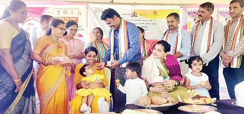ಹೊಸಬೇಂಗ್ರೆ ಅಂಗನವಾಡಿ ಕೇಂದ್ರದಲ್ಲಿ ಪೋಷಣ್ ಅಭಿಯಾನ ಕಾರ್ಯಕ್ರಮ ನಡೆಯಿತು. ವೈದ್ಯಾಧಿಕಾರಿ ಶಮಾಶಕುರ್, ಡಾ.ಮಾಧವ ಪೈ, ನಿವೃತ್ತ ಪಿಡಿಒ ಬೆನ್ನಿ ಡಿಸೋಜ, ಗ್ರಾ.ಪಂ. ಮಾಜಿ ಅಧ್ಯಕ್ಷ ಪ್ರಭಾಕರ ಮೆಂಡನ್, ಸದಸ್ಯ ಕೃಷ್ಣ ಪೂಜಾರಿ ಪಿ. ಇದ್ದರು.