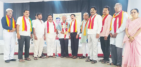 ಕನಕಪುರದಲ್ಲಿ ಹಮ್ಮಿಕೊಂಡಿದ್ದ ತಾಲೂಕು ಕನ್ನಡ ಸಾಹಿತ್ಯ ಪರಿಷತ್ ಸದಸ್ಯರ ಸಮಾಲೋಚನಾ ಸಭೆಯಲ್ಲಿ ಪತ್ರಕರ್ತ ಜಾಣಗೆರೆ ವೆಂಕಟರಾಮಯ್ಯ, ಹಿರಿಯ ವಿದ್ವಾಂಸ ಸಿದ್ದರಾಮಯ್ಯ, ಹಿರಿಯ ಸಾಹಿತಿ ಪಿ.ಕೆ. ರಾಮೇಗೌಡ, ಜಿಲ್ಲಾ ಕಸಾಪ ಮಾಜಿ ಅಧ್ಯಕ್ಷ ಚಿಕ್ಕ ಪುಟ್ಟೇಗೌಡ, ಬಂಡಾಯ ಸಾಹಿತಿ ಬಂಜಿಗೆರೆ ಜಯಪ್ರಕಾಶ್ ಇತರರು ಇದ್ದರು.