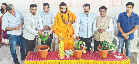 ಹೊಳಲು ಗ್ರಾಮದಲ್ಲಿ ಆಯೋಜಿಸಿದ್ದ ವಿಶ್ವ ಕಾಫಿ ದಿನಾಚರಣೆ ಕಾರ್ಯಕ್ರಮವನ್ನು ಗಣ್ಯರು ಉದ್ಘಾಟಿಸಿದರು. ಶ್ರೀ ಸದಾಶಿವ ಶಿವಾಚಾರ್ಯ ಸ್ವಾಮೀಜಿ ಇದ್ದರು.