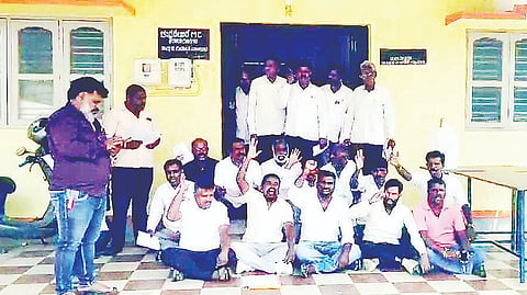 ಅರಕಲಗೂಡಿನಲ್ಲಿ ದಲಿತ ಮುಖಂಡರು ಪ್ರತಿಭಟನೆ ನಡೆಸಿದರು.