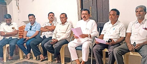 ಗುಳೆದಗುಡ್ಡ: ಪಟ್ಟಣದ ಕರನಂದಿ ರಂಗಮಂದಿರದಲ್ಲಿ ಶಾಲಾ ಮಕ್ಕಳಿಗೆ ಪ್ರಧಾನಿ ನರೇಂದ್ರ ಮೋದಿಯವರ ಹುಟ್ಟು ಹಬ್ಬದ ನಿಮಿತ್ತ ಸೇವಾ ಸಂಕಲ್ಪ ಕಾರ್ಯಕ್ರಮದ ಅಂಗವಾಗಿ ಹಮ್ಮಿಕೊಂಡಿದ್ದ ನಿಬಂಧ ಹಾಗೂ ಚಿತ್ರಕಲಾ ಸ್ಪರ್ಧೆಯ ವಿಜೇತರಿಗೆ ಅ. 9ರಂದು ಪ್ರಶಸ್ತಿ ವಿತರಣಾ ಸಮಾರಂಭ ಹಮ್ಮಿಕೊಳ್ಳಲಾಗಿದೆ ಎಂದು ಮಾಜಿ ಶಾಸಕ ರಾಜಶೇಖರ ಶೀಲವಂತ ಹೇಳಿದರು.
ನಗರದಲ್ಲಿ ಬುಧವಾರ ಸುದ್ದಿಗೋಷ್ಠಿಯಲ್ಲಿ ಮಾತನಾಡಿದ ಅವರು, ಮಕ್ಕಳಿಗೆ ರಾಷ್ಟ್ರದ ಬಗ್ಗೆ ಚಿಂತನೆ ಮಾಡುವ ಮನೋಭಾವ ಬೆಳೆಸಲು ಸ್ಪರ್ಧೆಗಳನ್ನು ಆಯೋಜಿಸಿದ್ದೇವೆ. ನಮ್ಮ ದೇಶದ ಪ್ರಧಾನಿಗಳು ದೇಶಕ್ಕೆ ನೀಡಿದ ಸೇವೆ, ಅವರ ಕೊಡುಗೆಗಳ ಬಗ್ಗೆ ತಿಳಿಸಿಕೊಡುವ ನಿಟ್ಟಿನಲ್ಲಿ ಕಾರ್ಯಕರಮ ಹಮ್ಮಿಕೊಳ್ಳಲಾಗಿದೆ ಎಂದರು.
ಪ್ರಾಥಮಿಕ ಶಾಲೆಯ ವಿದ್ಯಾರ್ಥಿಗಳಿಗೆ ರಾಷ್ಟ್ರ ನಿರ್ಮಾಣದಲ್ಲಿ ಪ್ರಧಾನಿ ನರೇಂದ್ರ ಮೋದಿಯವರ ಪಾತ್ರ ಹಾಗೂ ಪ್ರೌಢ ಶಾಲಾ ಮಕ್ಕಳಿಗೆ ಜಾಗತಿಕವಾಗಿ ಭಾರತದ ಗೌರವ ಹೆಚ್ಚಿಸುವಲ್ಲಿ ಪ್ರಧಾನಿ ಮೋದಿಯವರ ಪಾತ್ರ ಎಂಬ ವಿಷಯಗಳ ಕುರಿತಾಗಿ ನಿಬಂಧ ಸ್ಪರ್ಧೆ ಹಾಗೂ ಪ್ರಾಥಮಿಕ ಶಾಲೆ ಮಕ್ಕಳಿಗೆ ನನ್ನ ನೆಚ್ಚಿನ ಮಹಾಪುರುಷರು, ಪ್ರೌಢ ಶಾಲಾ ಮಕ್ಕಳಿಗೆ ಮೋದಿಯವರ ಚಿತ್ರ ತೆಗೆಯುವ ಸ್ಪರ್ಧೆ ನಡಸಲಾಗಿದ್ದು, ಅಂದಾಜು 450ಕ್ಕೂ ಹೆಚ್ಚು ವಿದ್ಯಾರ್ಥಿಗಳು ಸ್ಪರ್ಧೆಯಲ್ಲಿ ಭಾಗವಹಿಸಿದ್ದರು. ವಿಜೇತರಿಗೆ ಬಹುಮಾನ ವಿತರಿಸುವುದರ ಜೊತೆಗೆ ಸ್ಪರ್ಧೆಯಲ್ಲಿ ಭಾಗವಹಿಸಿರುವ ಎಲ್ಲಾ ವಿದ್ಯಾರ್ಥಿಗಳಿಗೆ ಸ್ಕೂಲ್ ಬ್ಯಾಗ್ ನೀಡಲಾವುದು ಎಂದು ಹೇಳಿದರು.
ಸಂಸದ ಪಿ.ಸಿ.ಗದ್ದಿಗೌಡರ, ರಾಜ್ಯಸಭಾ ಸದಸ್ಯ ನಾರಾಯಣಸಾ ಭಾಂಡಗೆ, ಜಿಲ್ಲಾಧ್ಯಕ್ಷ ಶಾಂತಗೌಡ ಪಾಟೀಲ, ಮಾಜಿ ಶಾಸಕರ ರಾಜಶೇಖರ ಶೀಲವಂತ, ಎಂ.ಕೆ. ಪಟ್ಟಣಶೆಟ್ಟಿ, ಮಹಾಂತೇಶ ಮಮದಾಪುರ ಸೇರಿ ವಿವಿಧ ನಾಯಕರು ಆಗಮಿಸಲಿದ್ದಾರೆ. ಬಿಜೆಪಿ ನಗರ ಘಟಕದ ನೂತನ ಅಧ್ಯಕ್ಷ ಹಾಗೂ ಪದಾಧಿಕಾರಿಗಳ ಪದಗ್ರಹಣ ನಡೆಯಲಿದೆ ಎಂದರು.
ಮುಖಂಡರಾದ ಸಂಪತಕುಮಾರ ರಾಠಿ, ಕಮಲಕಿಶೋರ ಮಾಲಪಾಣಿ, ದೀಪಕ ನೇಮದಿ, ಶಿವಾನಂದ ಯಣ್ಣಿ, ಶ್ರೀಕಾಂತ ಭಾವಿ, ಶಿವು ಬಾದವಾಡಗಿ ಇದ್ದರು.