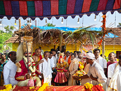 ಚಾಮರಾಯನಕೋಟೆ ಗ್ರಾಮದಲ್ಲಿ ಸ್ವರ್ಣಗೌರಿ ಆರಾಧನೆಗೆ ಹಿನ್ನೆಲೆ ದೇವಿಯ ಮೂರ್ತಿಗೆ ವಿಶೇಷ ಪೂಜೆ ಸಲ್ಲಿಸಲಾಯಿತು.
