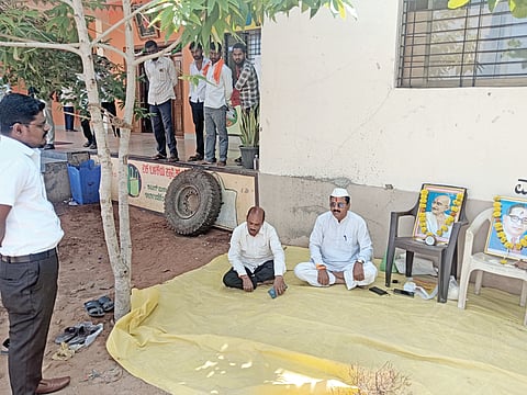 ತೇರದಾಳ: ತನಗೆ ಬರ ಬೇಕಾಗಿರುವ ಬಾಕಿ ಹಣ ಬಿಲ್ ಪಾವತಿಸಬೇಕು ಹಾಗೂ ಟೆಂಡರ್ ಪ್ರಕ್ರಿಯೆಯಲ್ಲಿ ತನಗೆ ಆಗಿರುವ ಅನ್ಯಾಯ ಸರಿಪಡಿಸಿ ಕೊಡಬೇಕು ಎಂದು ಆಗ್ರಹಿಸಿ ಪ್ರಥಮ ದರ್ಜೆ ಗುತ್ತಿಗೆದಾರ ಮುರಗೇಶ ಮಿರ್ಜಿ ಬುಧವಾರ ಪುರಸಭೆ ಆವರಣದಲ್ಲಿ ಧರಣಿ ನಡೆಸಿದರು.
ನನಗೆ 5 ಕಾಮಗಾರಿಗಳ 13 ಲಕ್ಷ ಬಾಕಿ ಬಿಲ್ ಪಾವತಿ ಆಗಬೇಕಿದೆ. ಕೆಲ ಟೆಂಡರ್ಗಳಲ್ಲಿ ನನಗೆ ಆಗಬೇಕಾದ ಟೆಂಡರ್ಗಳನ್ನು ಜೆಇ ಅವರು ಬೇರೆ ಅವರಿಗೆ ಮಾಡಿಕೊಟ್ಟಿದ್ದಾರೆ. ಜತೆಗೆ ಟೆಂಡರ್ಗಿಟ್ಟ ಮೊತ್ತಕ್ಕಿಂತ ಕಡಿಮೆ ಮೊತ್ತಕ್ಕೆ ಟೆಂಡರ್ ಹಾಕಿದರು. ಸರ್ಕಾರದ ದರಕ್ಕೆ ಹಾಕಿದ ಟೆಂಡರ್ದಾರನಿಗೆ ಟೆಂಡರ್ ಮಾಡಿಕೊಡುವ ಮೂಲಕ ಸರ್ಕಾರಕ್ಕೆ ಜೆಇ ಅವರು ನಷ್ಟ ಮಾಡಿದ್ದಾರೆ. ಕೆಲವು ಟೆಂಡರ್ಗಳಲ್ಲಿ ಲೈಸೆನ್ಸ್ ಇಲ್ಲದ ಹಾಗೂ ಕಾಮಗಾರಿ ಮಾಡಿದ ಪತ್ರ ಇಲ್ಲದ ಗುತ್ತಿಗೆದಾರನಿಗೆ ಟೆಂಡರ್ ನೀಡಿ ನಿಯಮಗಳನ್ನು ಉಲ್ಲಂಘನೆ ಮಾಡಿದ್ದಾರೆ ಎಂದು ಆರೋಪಿಸಿದರು.
ಧರಣಿ ಕೈಬಿಟ್ಟ ಗುತ್ತಿಗೆದಾರ
ಬಾಕಿ ಬಿಲ್ ಮೊತ್ತ ಪಾವತಿಸಲು ಅನುದಾನ ಇಲ್ಲ. ಅನುದಾನ ಬಂದ ಬಳಿಕ ಮೊದಲು ನಿಮ್ಮ ಬಾಕಿ ಬಿಲ್ ಪಾವತಿಸುವ ಕ್ರಮ ಕೈಗೊಳ್ಳಲಾಗುವುದು ಅಂತ ಮುಖ್ಯಾಧಿಕಾರಿ ಇಾನ್ ಝಾರೆ, ಕಚೇರಿ ವ್ಯವಸ್ಥಾಪಕ ಮಲ್ಲಿಕಾರ್ಜುನ ಬಿರಾದಾರ ಪಾಟೀಲ ಹಾಗೂ ಮುಖಂಡರು ಮನ ವೊಲಿಸಿದ ಬಳಿಕ ಮುರಗೇಶ ಮಿರ್ಜಿ ಧರಣಿ ವಾಪಸ್ ಪಡೆದರು.