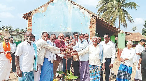 ಬಿದರೂರಲ್ಲಿ ಸರ್ಕಾರಿ ಹಿರಿಯ ಪ್ರಾಥಮಿಕ ಶಾಲೆಗೆ ನೂತನ ಕಟ್ಟಡ ನಿರ್ಮಾಣಕ್ಕೆ ಶಾಸಕ ಎ.ಮಂಜು ಭೂಮಿಪೂಜೆ ನೆರವೇರಿಸಿದರು. ನಿಂಗಪ್ಪಣ್ಣ, ನಾಗರಾಜ, ನಾಗೇಶ್, ಸೋಮಣ್ಣ, ಕೃಷ್ಣ, ರವಿ, ಶ್ರೀನಿವಾಸ್, ಕಾಂತರಾಜ್ ಇತರರಿದ್ದರು.