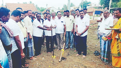 ಬೀಚಗೊಂಡನಹಳ್ಳಿ ಗ್ರಾಮದಲ್ಲಿ ಆಯುಷ್ಮಾನ್ ಸ್ವಾಸ್ಥ್ಯ ಆರೋಗ್ಯ ಮಂದಿರ ಕಟ್ಟಡ ನಿರ್ಮಾಣ ಕಾಮಗಾರಿಗೆ ಶಾಸಕ ಸಿ.ಎನ್. ಬಾಲಕೃಷ್ಣ ಭೂಮಿಪೂಜೆ ನೆರವೇರಿಸಿದರು. ಜಯರಾಂ, ಚಂದ್ರಣ್ಣ, ಧರ್ಮರಾಜ್, ಮಲ್ಲೇಶ್, ಸತೀಶ್, ಬೋರೇಗೌಡ, ಮಂಜುನಾಥ್, ಸಂಪತ್ ಕುಮಾರ್, ಗುತ್ತಿಗೆದಾರ ಅರುಣ್, ಶಿವಸ್ವಾಮಿ, ಇದ್ದರು.