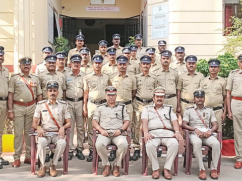 ತೇರದಾಳ ಪಟ್ಟಣದ ಪೊಲೀಸ್ ಠಾಣೆ ಸಿಬ್ಬಂದಿಯೊಂದಿಗೆ ಐಜಿಪಿ ಸಂದೀಪ ಪಾಟೀಲ. ಡಿವೈಎಸ್ಪಿ ಎಸ್.ರೋಷನ್ ಜಮೀರ, ಸಿಪಿಐ ಆರ್.ಆರ್.ಪಾಟೀಲ, ಪಿಎಸ್ಐ ಶಿವಾನಂದ ಸಿಂಗನ್ನವರ ಸೇರಿ ವಿವಿಧ ಠಾಣೆ ಅಧಿಕಾರಿಗಳು ಇದ್ದರು.