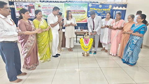 ಮೂಡುಬಿದಿರೆ ಆಡಳಿತ ಸೌದದಲ್ಲಿ ಹಿರಿಯ ನಾಗರಿಕರಿಗಾಗಿ ನಡೆದ ಕಾನೂನು ಅರಿವು ಮತ್ತು ನೆರವು ಕಾರ್ಯಕ್ರಮದಲ್ಲಿ ಫವಾಜ್ ಪಿ.ಎ., ಹಿರಿಯ ಆರೋಗ್ಯ ನಿರೀಕ್ಷಣಾಧಿಕಾರಿ ಖಾದಿರ ಸಾಬ್ ನದಾಫ್, ನಿಟ್ಟೆ ವಿಶೇಷ ಮಕ್ಕಳ ಹಾರೈಕೆ ಕೇಂದ್ರದ ಅಧ್ಯಕ್ಷೆ ಡಾ.ಅಮರಶ್ರೀ ಅಮರನಾಥ್ ಶೆಟ್ಟಿ ಮೊದಲಾದವರಿದ್ದರು.