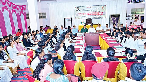 ಆಲೂರು ಸರ್ಕಾರಿ ಪ್ರಥಮ ದರ್ಜೆ ಕಾಲೇಜಿನಲ್ಲಿ ತಾಲೂಕು ಮಟ್ಟದ ಯುವ ಸಂಸತ್ ಕಾರ್ಯಕ್ರಮ ಆಯೋಜಿಸಲಾಗಿತ್ತು. ಸಿಮೆಂಟ್ ಮಂಜು, ಸುಬ್ರಹ್ಮಣ್ಯ ಶರ್ಮ, ಎ.ಜೆ.ಕೃಷ್ಣೇಗೌಡ, ಎಂ.ಎಸ್. ಮಹೇಶ್ ಇತರರಿದ್ದರು.