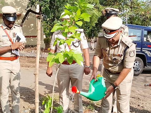 ತೇರದಾಳ: ದೇಶದಲ್ಲಿ ಕಾನೂನುನನ್ನು ಸುಮ್ಮನೆ ರಚಿಸಿಲ್ಲ. ಅದಕ್ಕೊಂದು ತನ್ನದೆಯಾದ ಬೆಲೆ ಇದೆ. ಕಾನೂನು ಇರುವುದು ಜನ ಸಾಮಾನ್ಯರ ಒಳಿತಿಗಾಗಿ ಎಂಬುದನ್ನು ಪ್ರತಿಯೊಬ್ಬರು ಅರಿತು ಅದನ್ನು ಗೌರವಿಸಬೇಕೆಂದು ಬೆಳಗಾವಿ ಉತ್ತರ ವಲಯ ಐಜಿಪಿ ಸಂದೀಪ ಪಾಟೀಲ ಅಭಿಮತ ವ್ಯಕ್ತಪಡಿಸಿದರು.
ಪಟ್ಟಣದ ಪೊಲೀಸ್ ಠಾಣೆಗೆ ಬುಧವಾರ ಪ್ರಥಮ ಬಾರಿಗೆ ಭೇಟಿ ನೀಡಿ ಅವರು ಮಾತನಾಡಿ, ಇತ್ತಿಚಿನ ದಿನಗಳಲ್ಲಿ ಯುವಕರಲ್ಲಿ ಕಾನೂನಿನ ಬಗ್ಗೆ ಗೌರವ ಕಾಣುತ್ತಿಲ್ಲ. ವಿದ್ಯಾವಂತರು ಕೂಡ ಕಾನೂನು ಪಾಲಿಸದೆ ದುಶ್ಚಟಗಳಿಗೆ ಅಂಟಿಕೊಳ್ಳುತ್ತಿರುವುದು, ರಸ್ತೆ ಅಪಘಾತಗಳಲ್ಲಿ ಸಾವಿಗೀಡಾಗುತ್ತಿರುವುದು ಸಮಾಜದಲ್ಲಿ ಇದು ಕೆಟ್ಟ ಬೆಳವಣಿಗೆ. ಆದ್ದರಿಂದ ಈ ಬಗ್ಗೆ ಯುವ ಸಮುದಾಯ ಜಾಗೃತರಾಗಬೇಕಿದೆ ಎಂದರು.
ಠಾಣೆಯಲ್ಲಿ ಪರಿಶೀಲನೆ ನಡೆಸಿ ಠಾಣಾಧಿಕಾರಿಗಳಿಗೆ ಹಲವು ಸಲಹೆ ಸೂಚನೆಗಳನ್ನು ನೀಡಿ, ಶಿಸ್ತು, ಸ್ವಚ್ಛತೆ ಕಂಡು ಮೆಚ್ಚುಗೆ ವ್ಯಕ್ತಪಡಿಸಿದರು. ಠಾಣೆ ಆವರಣದಲ್ಲಿ ಸಸಿ ಹಚ್ಚುವ ಮೂಲಕ ಪರಿಸರ ಸಂರಕ್ಷಣೆಗೆ ಠಾಣೆ ಸಿಬ್ಬಂದಿಗೆ ಕರೆ ನೀಡಿದರು. ಠಾಣೆ ಆವರಣದಲ್ಲಿರುವ ಪೊಲೀಸ್ ವಸತಿ ಗೃಹ ವೀಕ್ಷಣೆ ವೇಳೆ ಪೊಲೀಸ್ ಕುಟುಂಬಸ್ಥರು ವಸತಿ ಗೃಹಗಳಿಗೆ ನೀರಿನ ಸಮಸ್ಯೆ, ಕಟ್ಟಡ ಸೋರುವುದು ಸೇರಿ ಹಲವು ಸಮಸ್ಯೆಗಳನ್ನು ಹೇಳಿಕೊಂಡರು.
ಜಮಖಂಡಿ ಡಿಎಸ್ಪಿ ಎಸ್. ರೋಷನ್ ಜಮೀರ, ಬನಹಟ್ಟಿ ಸಿಪಿಐ ಆರ್.ಆರ್. ಪಾಟೀಲ, ಠಾಣಾಧಿಕಾರಿ ಎಸ್.ಕೆ. ಸಿಂಗನ್ನವರ ಸೇರಿ ಬೇರೆ ಬೇರೆ ಠಾಣೆ ಅಧಿಕಾರಿಗಳು ಇದ್ದರು.