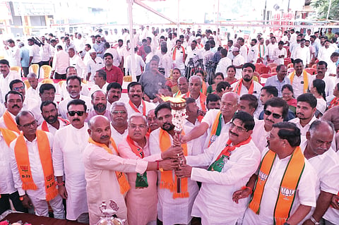 ಬಾಗಲಕೋಟೆ ನಗರದ ಹೊಳೆ ಆಂಜನೇಯ ದೇವಸ್ಥಾನದ ಬಳಿ ಬಿಜೆಪಿ ವತಿಯಿಂದ ಹಮ್ಮಿಕೊಂಡಿದ್ದ ಸೇವಾ ಜ್ಯೋತಿ ಯಾತ್ರೆಗೆ ಚಿತ್ರದುರ್ಗ ಸಂಸದ ಗೋವಿಂದ ಕಾರಜೋಳ ಚಾಲನೆ ನೀಡಿದರು. ಸಂಸದ ಪಿ.ಸಿ.ಗದ್ದಿಗೌಡರ, ಬಿಜೆಪಿ ಜಿಲ್ಲಾಧ್ಯಕ್ಷ ಎಸ್.ಟಿ.ಪಾಟೀಲ, ಮಾಜಿ ಶಾಸಕರಾದ ದೊಡ್ಡನಗೌಡ ಪಾಟೀಲ, ರಾಜಶೇಖರ ಶೀಲವಂತರ, ಮುಖಂಡ ವಿದ್ಯಾಧರ ಸವದಿ, ಮೋಹನ ಜಾಧವ, ಶಿವಾನಂದ ಸುರಪುರ ಇತರರಿದ್ದರು.