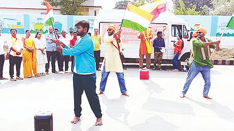 ಪ್ರಧಾನಿ ನರೇಂದ್ರ ಮೋದಿ ಅವರ 25 ವರ್ಷಗಳ ಜನಸೇವೆ ಬಿಂಬಿಸುವ ಬೀದಿನಾಟಕ ಪ್ರದರ್ಶನ ಗಮನ ಸೆಳೆಯಿತು.