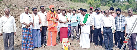 ಚಿಂಚೋಳಿ ತಾಲೂಕಿನ ಚನ್ನೂರ ಡ್ಯಾಮ್ ಬಳಿ ಐನಾಪುರ ಏತ ನೀರಾವರಿ ಯೋಜನೆ ಕಾಮಗಾರಿಗೆ ಶ್ರೀ ಉಪಮನ್ಯು ಶಿವಾಚಾರ್ಯರು ಭೂಮಿ ಪೂಜೆ ನೆರವೇರಿಸಿ ಚಾಲನೆ ನೀಡಿದರು. ಅಮೃತ ಪವಾರ್, ವಿನಾಯಕ ಚವ್ಹಾಣ್, ವಿನಾಯಕ ದೇಶಪಾಂಡೆ, ವಿಶಾಲ ಚವ್ಹಾಣ್, ಧನರಾಜ ಸ್ವಾಮಿ, ಶಿವಾನಂದ ಮಾಲಿಪಾಟೀಲ್ ಇದ್ದರು.