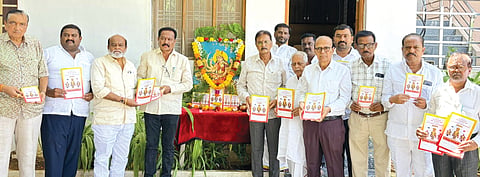 ಸುರಪುರನ ಪಬ್ಲಿಕ್ ರಿಕ್ರಿಯೇಷನ್ ಕ್ಲಬ್ನಲ್ಲಿ ಗುರುವಾರ ಹಮ್ಮಿಕೊಂಡ ಕಾರ್ಯಕ್ರಮದಲ್ಲಿ ಕ್ಲಬ್ನ ಕಾರ್ಯದರ್ಶಿ ಸುರೇಶ ಸಜ್ಜನ್ ಅವರು 40ನೇ ನಾಡಹಬ್ಬ ಉತ್ಸವದ ಆಮಂತ್ರಣ ಪೂಜೆ ನೆರವೇರಿಸಿದರು. ಉತ್ಸವ ಸಮಿತಿ ಅಧ್ಯಕ್ಷ ರಾಜಾ ಮುಕುಂದ ನಾಯಕ ಇತರರಿದ್ದರು.