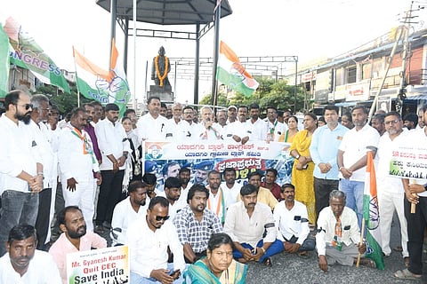 ಲೋಕಸಭೆ ಪ್ರತಿಪಕ್ಷದ ನಾಯಕ ರಾಹುಲ್ ಗಾಂಧಿ ಮತ್ತು ಸಂಸದೆ ಪ್ರಿಯಾಂಕಾ ವಾದ್ರಾ ಅವರನ್ನು ಬಂಧಿಸಿರುವುದನ್ನು ಖಂಡಿಸಿ ಯಾದಗಿರಿಯಲ್ಲಿ ಗುರುವಾರ ಕಾಂಗ್ರೆಸ್ ಪ್ರತಿಭಟನೆ ನಡೆಸಿತು. ಶಾಸಕ ಚನ್ನಾರಡ್ಡಿ ಪಾಟೀಲ್ ತುನ್ನೂರ, ನೀಲಕಂಠ ಬಡಿಗೇರ, ಬಾಷುಮೀಯಾ ವಡಗೇರಾ, ಭೀಮರಾಯ ಠಾಣಾಗುಂದಿ, ಇರ್ಪಾನ್ ಬಾದಲ್, ಮಾಯಾ ಆರ್.ನಾಯಕ ಇತರರಿದ್ದರು.
