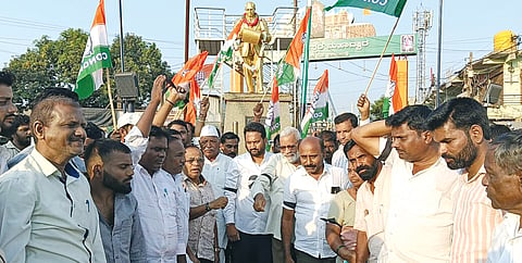 ಹುಮನಾಬಾದ್ನಲ್ಲಿ ರಾಹುಲ್ ಗಾಂಧಿ ಬಂಧನ ಖಂಡಿಸಿ ಹಾಗೂ ಜ್ಞಾನೇಶಕುಮಾರ ರಾಜೀನಾಮೆಗೆ ಆಗ್ರಹಿಸಿ ಕಾಂಗ್ರೆಸ್ ಕಾರ್ಯಕರ್ತರು ಕೈಗೆ ಕಪ್ಪು ಪಟ್ಟಿ ಕಟ್ಟಿಕೊಂಡು ಪ್ರತಿಭಟನೆ ನಡೆಸಿದರು. ಅಭಿಷೇಕ ಪಾಟೀಲ್, ಅಫ್ಸರ್ಮಿಯಾ, ಓಂಕಾರ ತುಂಬಾ, ಸುಮಿತ್ರಾ ಪರೀಟ್, ಮಲ್ಲಿಕಾರ್ಜುನ್ ಮಾಳಶಟ್ಟಿ ಇತರರಿದ್ದರು.